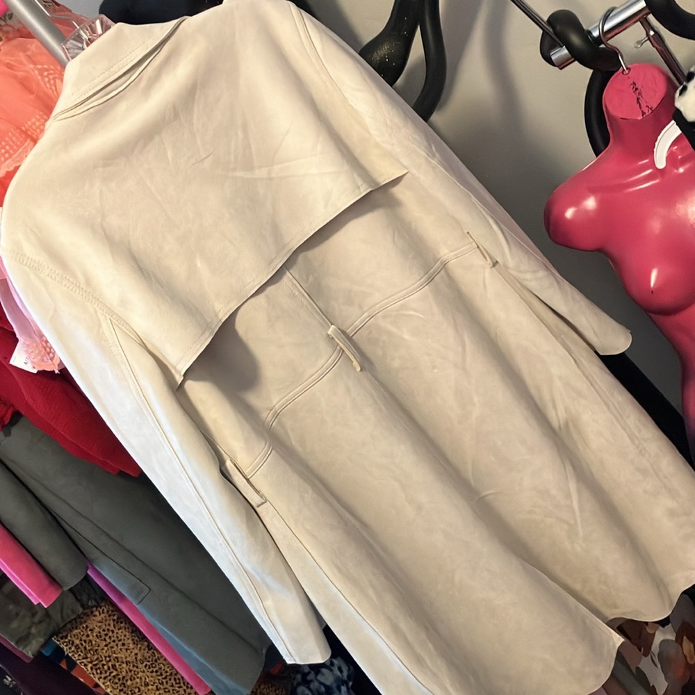 Ladies, beautiful, long jacket by Tahari size, large, cream, color, pocketed - Picture 4 of 6